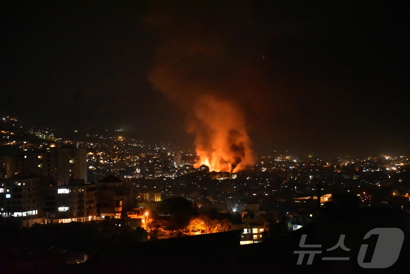 (베이루트 AFP=뉴스1) 우동명 기자 = 28일 (현지시간) 레바논 베이루트의 외곽에서 이스라엘 군의 공습을 받아 불길이 솟아 오르고 있다. 2024.09.29ⓒ AFP=뉴스1