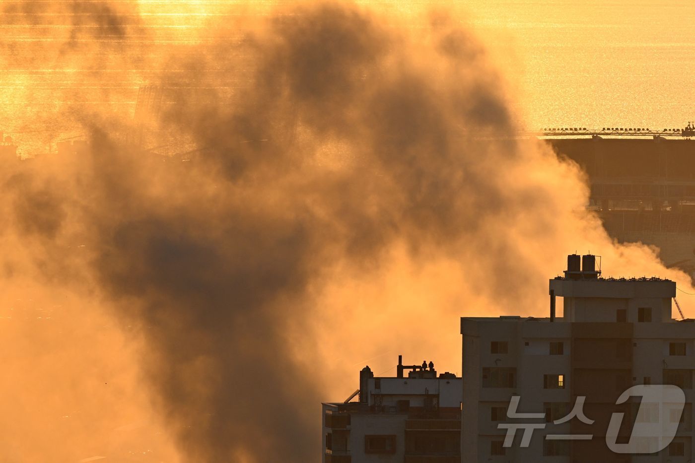 (베이루트 AFP=뉴스1) 우동명 기자 = 28일 (현지시간) 레바논 베이루트 남부 외곽에서 이스라엘 군의 공습을 받아 연기로 덮인 모습이 보인다. 2024.09.29ⓒ AFP=뉴 …