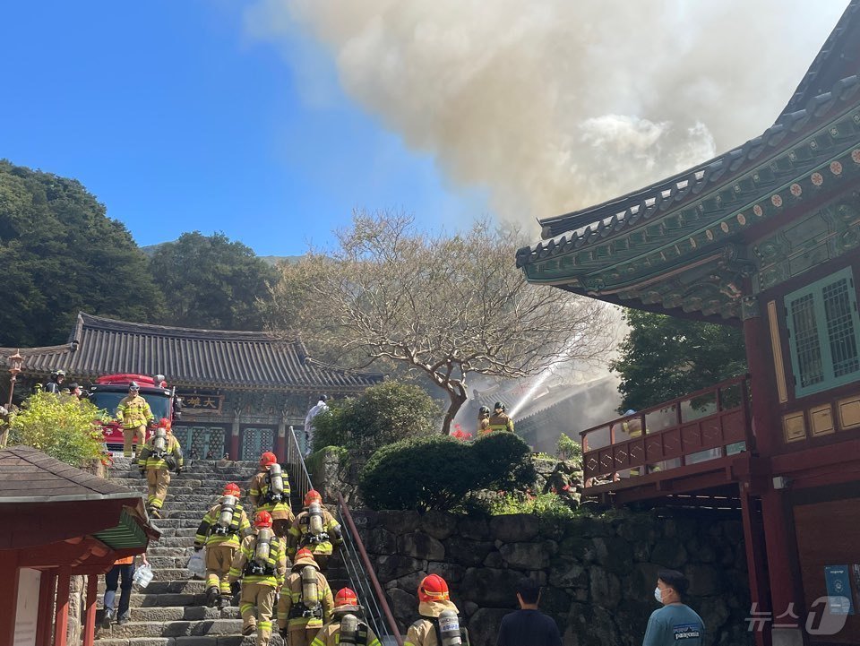 본문 이미지 - 29일 오전 9시 51분쯤 불이 난 광주 무등산 증심사에서 소방대원들이 불을 끄고 있다. 2024.9.29/뉴스1 ⓒ News1 김태성 기자