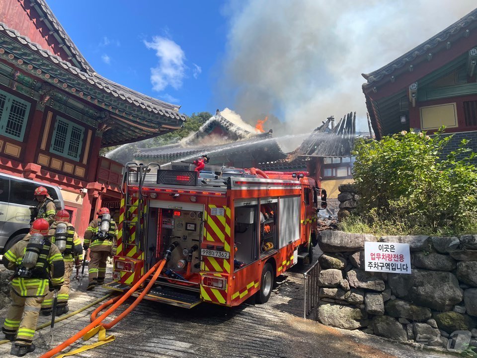본문 이미지 - 29일 오전 9시 51분쯤 불이 난 광주 무등산 증심사에서 소방대원들이 불을 끄고 있다. 2024.9.29/뉴스1 ⓒ News1 김태성 기자