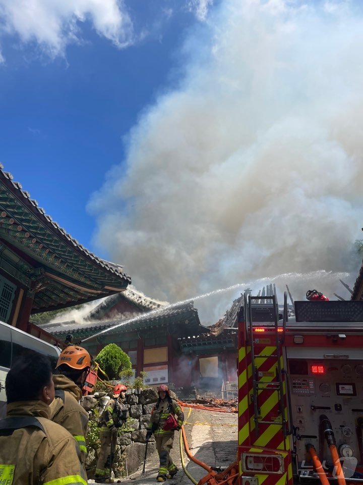 본문 이미지 - 29일 오전 9시 51분쯤 불이 난 광주 무등산 증심사에서 소방대원들이 불을 끄고 있다. 2024.9.29/뉴스1 ⓒ News1 김태성 기자