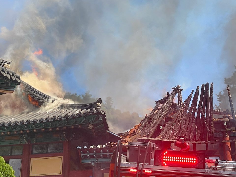 본문 이미지 - 29일 오전 9시 51분쯤 불이 난 광주 무등산 증심사에서 불길과 연기가 치솟고 있다. 2024.9.29/뉴스1 ⓒ News1 김태성 기자