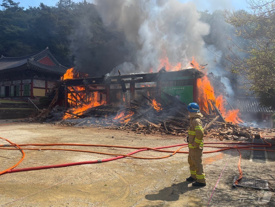 본문 이미지 - 29일 오전 9시 51분쯤 불이 난 광주 무등산 증심사에서 불에 탄 건물이 무너진 모습. 2024.9.29/뉴스1 ⓒ News1 김태성 기자