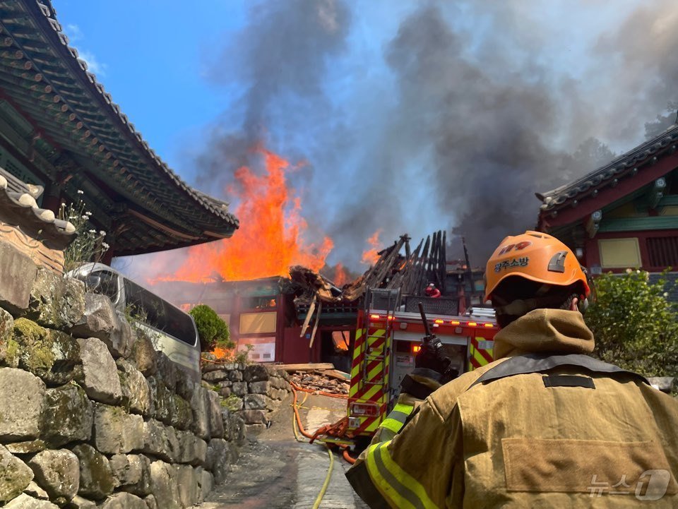 29일 오전 9시 51분쯤 불이 난 광주 동구 무등산 증심사에서 소방대원들이 화재 진압에 안간힘을 쓰고 있다. 2024.9.29/뉴스1 ⓒ News1 김태성 기자