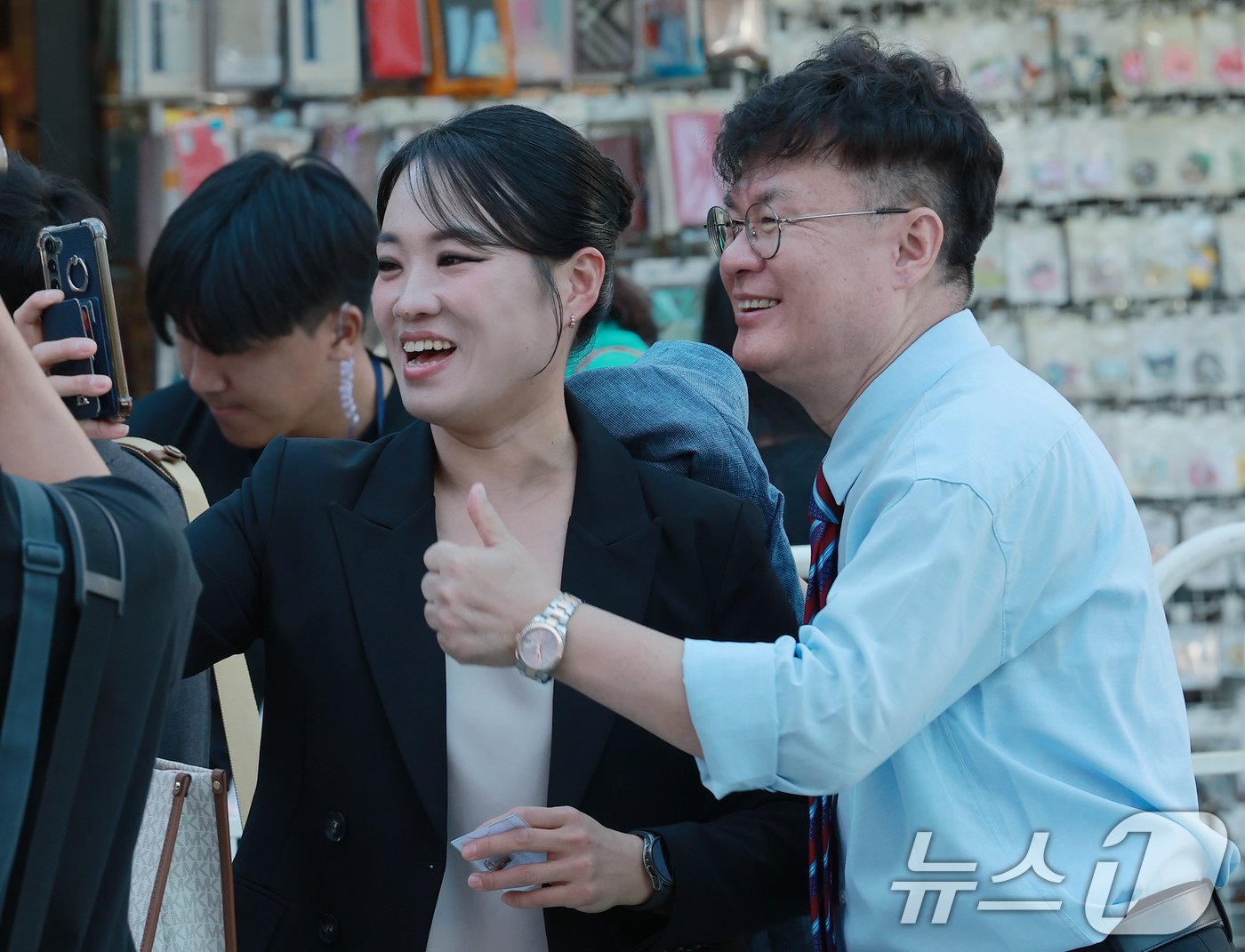 본문 이미지 - 서울 서대문구 연세로 스타광장에서 열린 '2024 신촌 글로벌대학문화축제'에서 '영(young) 셰프 요리경연대회’ 심사위원으로 참여한 여경래(오른쪽) 셰프와 정지선 셰프가 '소원 성취 떡메치기' 시작을 기다리며 함께 셀피를 찍고 있다. 두 셰프는 넷플릭스 예능 '흑백요리사'에서 경연자로 참여했다. 2024.9.29/뉴스1 ⓒ News1 박정호 기자