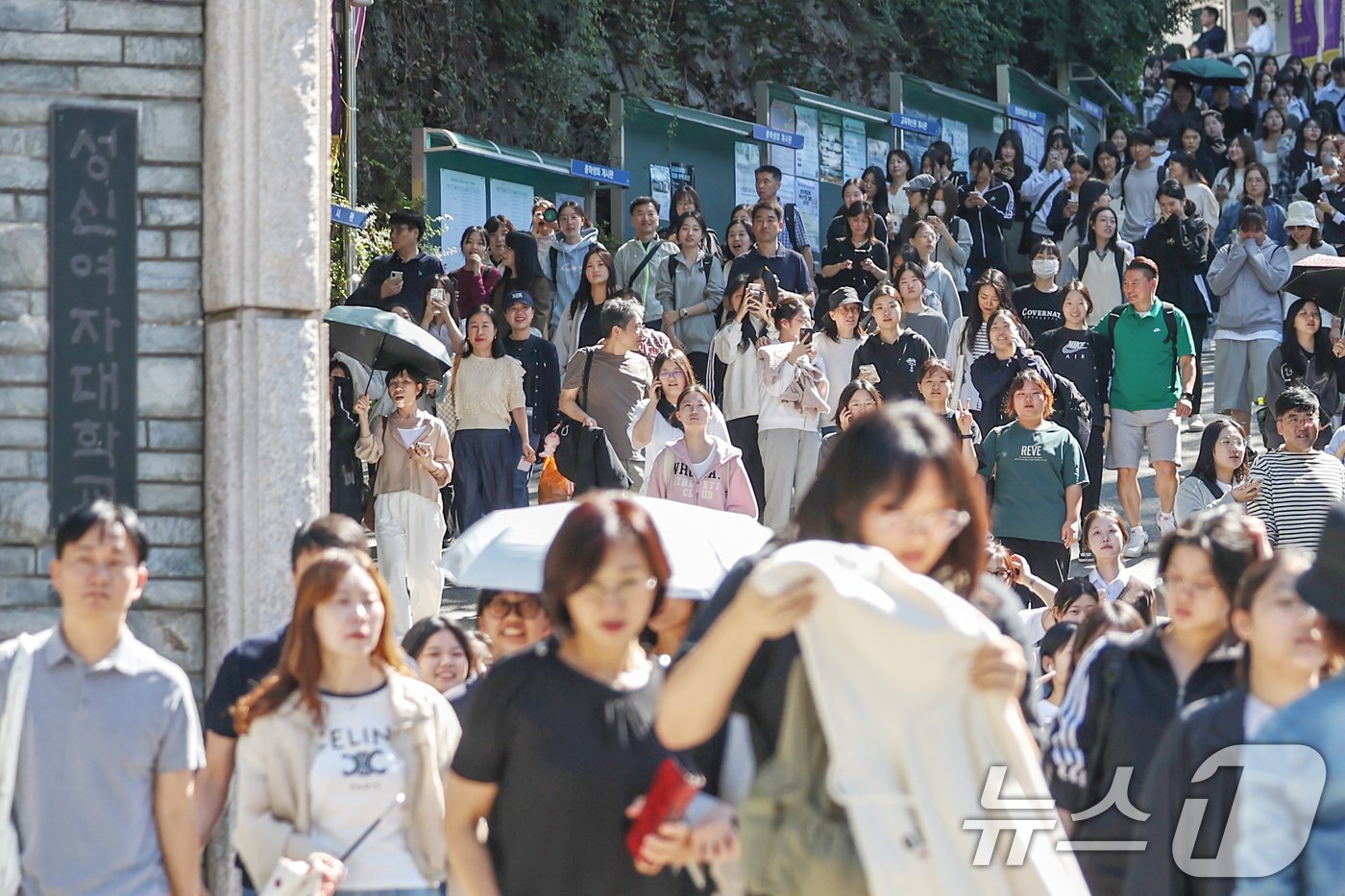 29일 서울 성북구 성신여자대학교에서 열린 &#39;2025학년도 신입학 수시모집 논술고사&#39;를 마친 수험생들이 시험을 마친 뒤 교정을 나서고 있다. 2024.9.29/뉴스1 ⓒ News1 민경석 기자