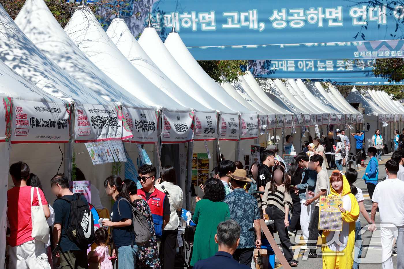 (서울=뉴스1) 박정호 기자 = 29일 오후 서울 서대문구 연세로 스타광장에서 열린 '2024 신촌 글로벌대학문화축제'를 찾은 시민들이 각 부스를 살펴보고 있다.서대문구 연세로와 …