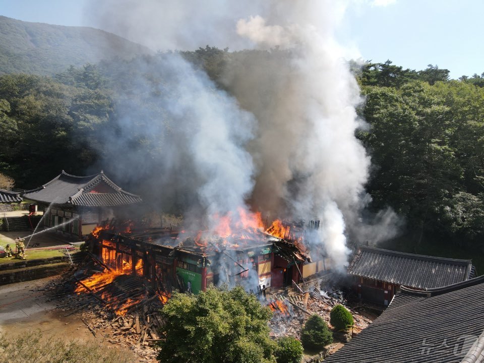 (광주=뉴스1) 김태성 기자 = 29일 광주 무등산 증심사 공양전에서 화재가 발생, 불길과 연기가 치솟고 있다. 2024.9.29/뉴스1