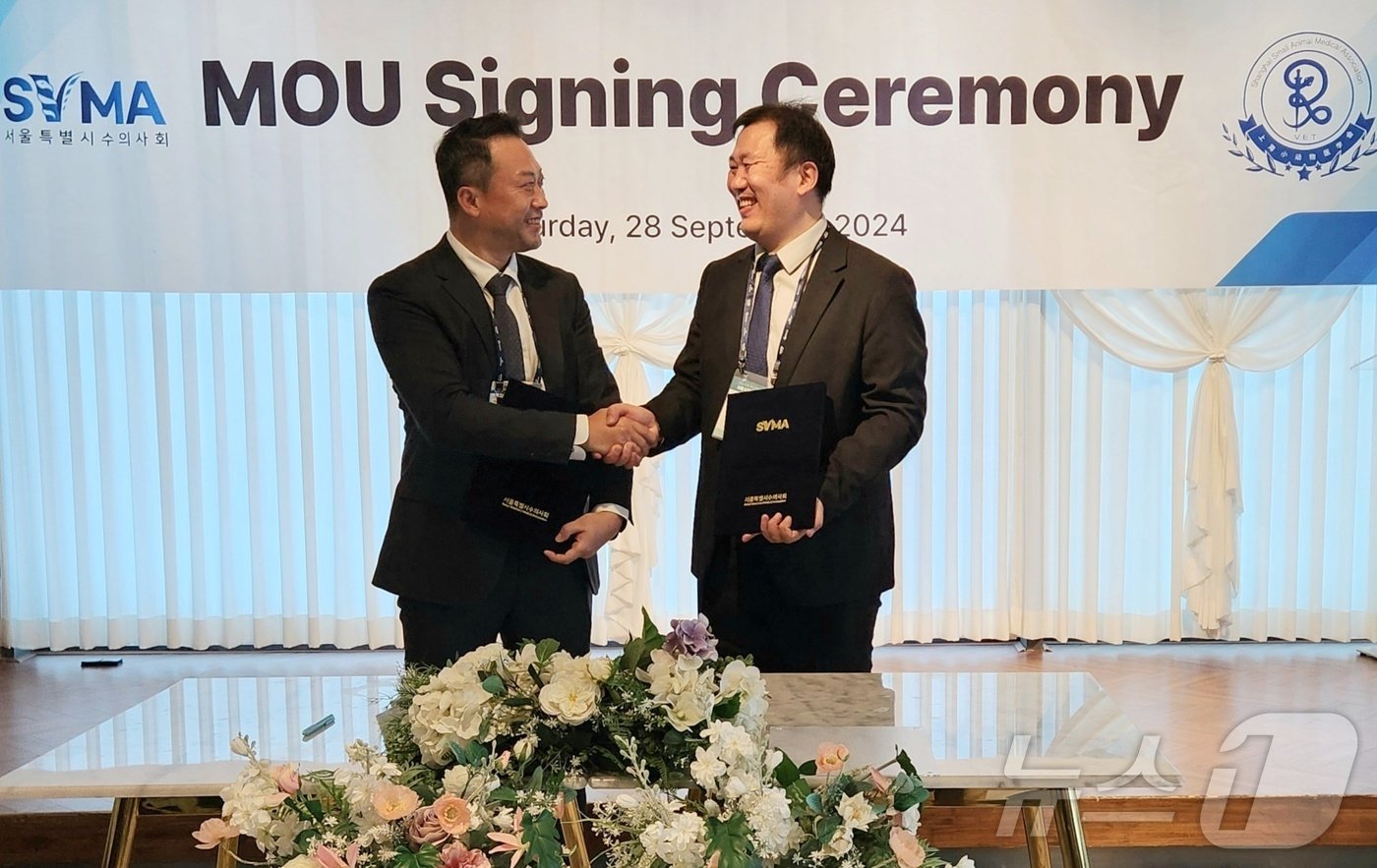 본문 이미지 - 황정연 서울특별시수의사회 회장(왼쪽)과 뉴 광빈(Niu GuangBin) 상해소동물수의사회 회장은 28일 서울 세종대학교에서 업무협약을 체결했다. ⓒ 뉴스1 한송아 기자