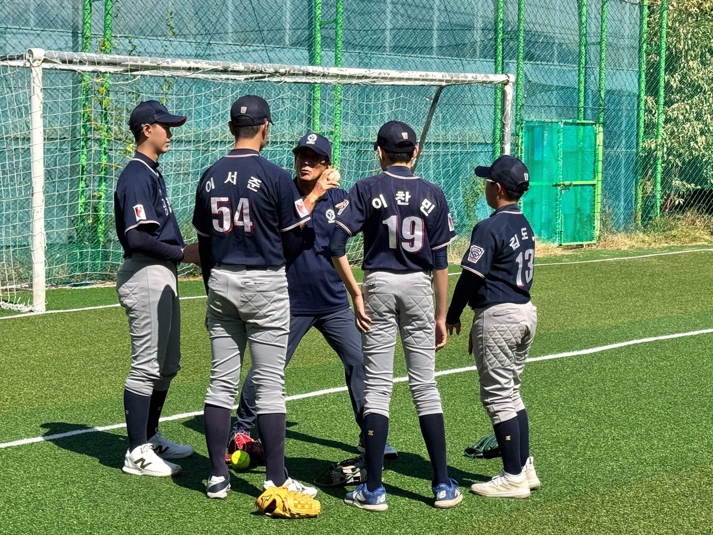 류지현과 최일언 코치가 광명시 리틀 주니어를 만나 레슨을 진행했다. &#40;KBO 제공&#41;