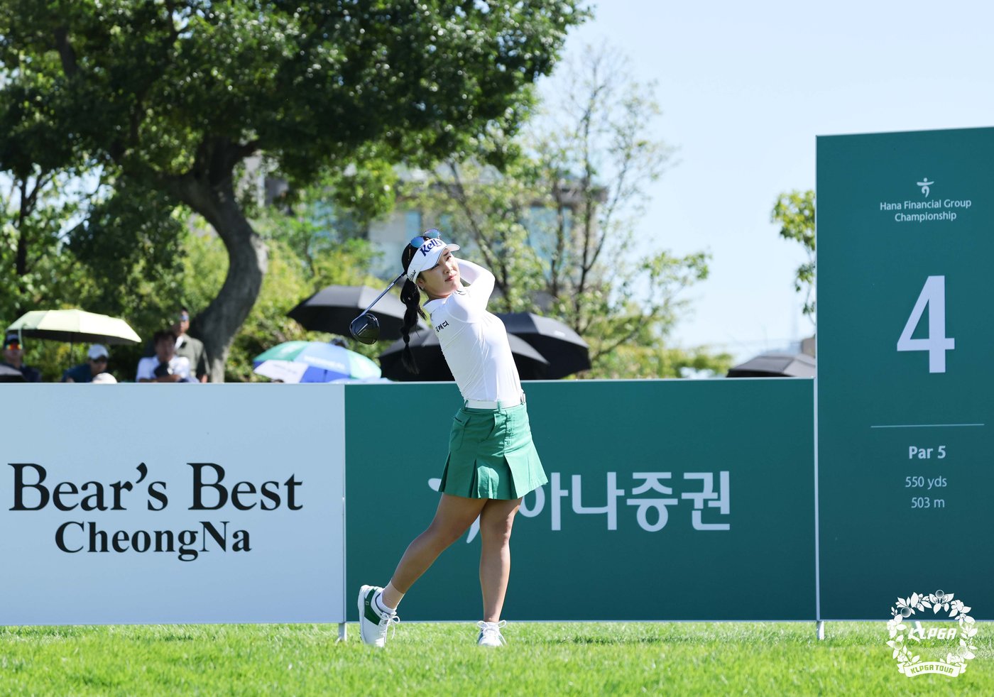 본문 이미지 - 29일 인천 청라 베어즈베스트 청라CC에서 열린 '하나금융그룹 챔피언십' FR에서 윤이나가 4번홀 티샷을 하고 있다. (KLPGT 제공) 2024.9.29/뉴스1 ⓒ News1 송원영 기자