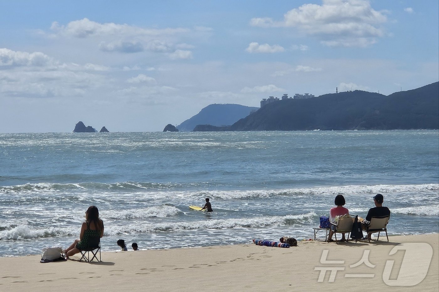 본문 이미지 - 29일 부산 해운대해수욕장에서 서퍼들이 서핑을 즐기고 있다.2024.9.29/ 뉴스1 ⓒ News1 조아서 기자 