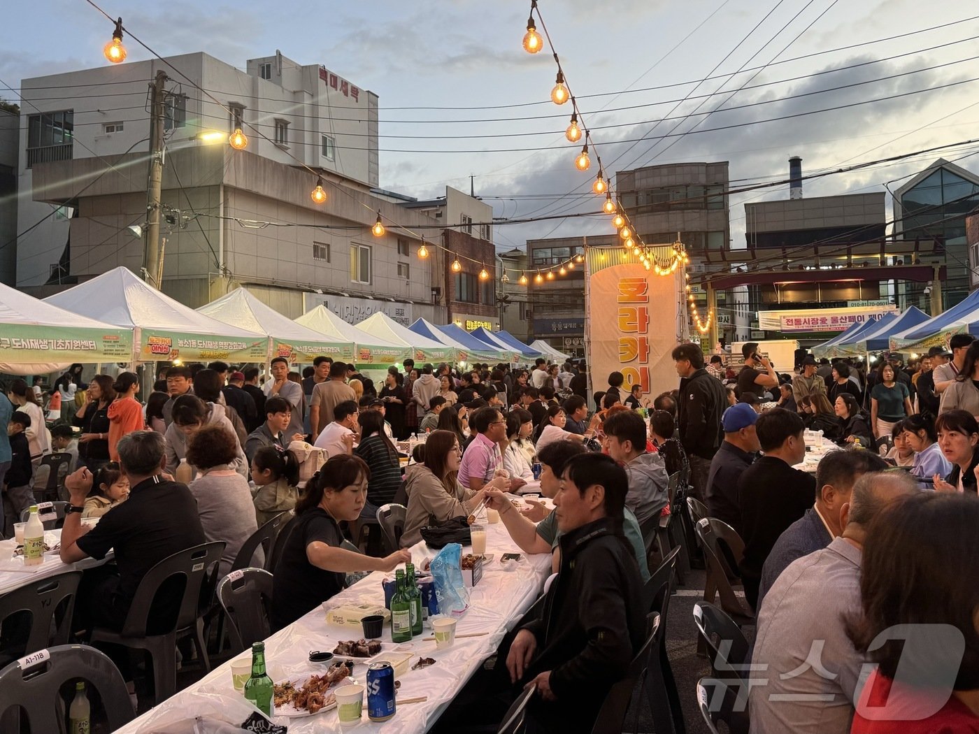 본문 이미지 - 28일 저녁 울산 북구 호계공설시장에서는 ‘호라카이 야시장'이 개장해 주민들이 모처럼 선선한 가을밤을 즐겼다.2024.9.28./뉴스1 김세은 기자