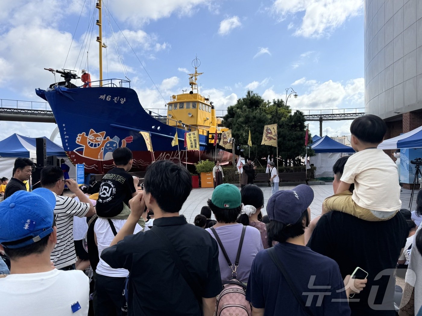 본문 이미지 - 28일 울산고래축제가 열린 울산박물관 고래마당에서 시민들이 뮤지컬을 관람하고 있다.2024.9.28. ⓒ News1 김세은 기자