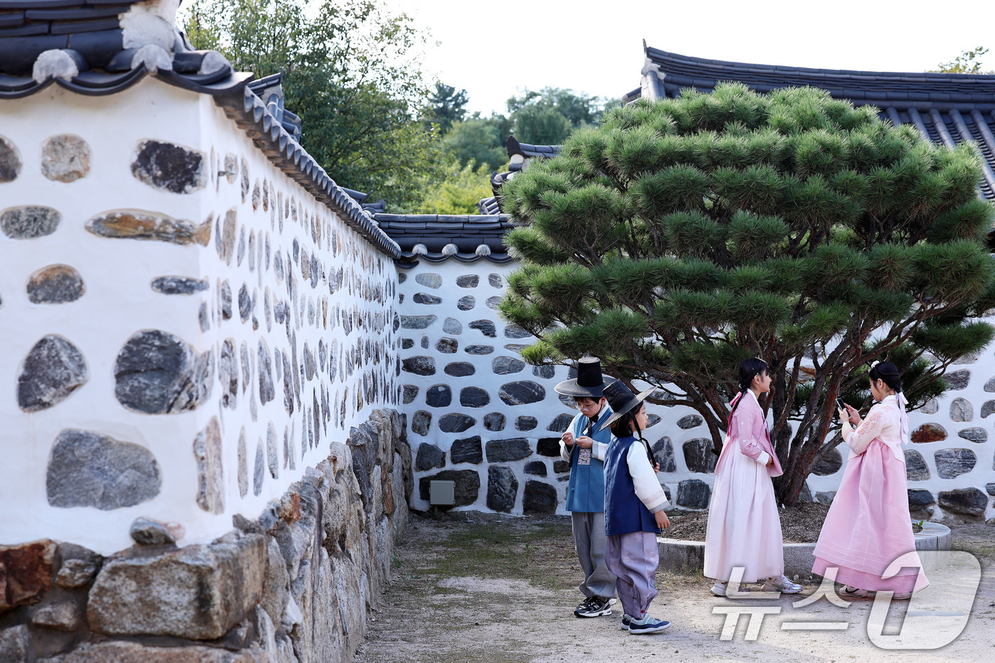 (서울=뉴스1) 구윤성 기자 = 29일 오후 서울 중구 남산골한옥마을에서 한복을 입은 어린이들이 나들이를 즐기고 있다. 2024.9.29/뉴스1