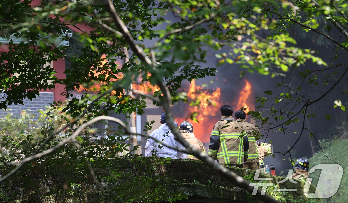 본문 이미지 - 29일 광주 무등산 증심사 공양간에서 화재가 발생, 불길과 연기가 치솟고 있다. 2024.9.29/뉴스1 ⓒ News1 김태성 기자