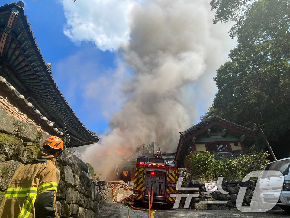 (광주=뉴스1) 김태성 기자 = 29일 오전 9시 51분쯤 불이 난 광주 동구 무등산 증심사에서 소방대원들이 화재 진압에 안간힘을 쓰고 있다. 2024.9.29/뉴스1