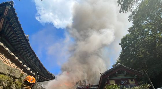 불길과 연기 치솟는 증심사 공양간