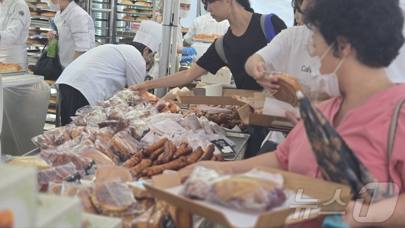 본문 이미지 -  29일 대전 동구 소제동에서 열린 '2024 대전 빵축제' 성심당 부스에서 사람들이 빵을 구매하고 있다. 2024.9.29 /뉴스1 ⓒ News1 허진실 기자