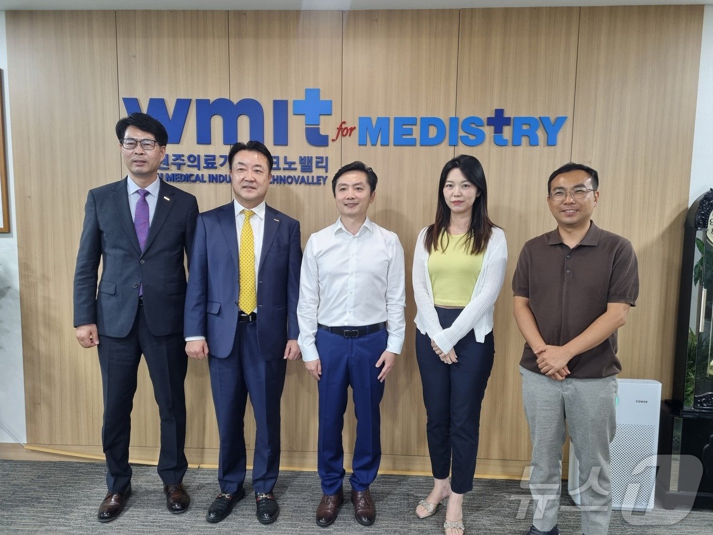 본문 이미지 - 강원 원주의료기기테크노밸리가 국제인증센터를 운영하는 가운데, 최근 한종현 원주의료기기테크노밸리 원장(왼쪽 두 번째)을 비롯한 테크노밸리 관계자들이 기념사진을 촬영하고 모습. (원주의료기기테크노밸리 제공) 2024.9.30/뉴스1