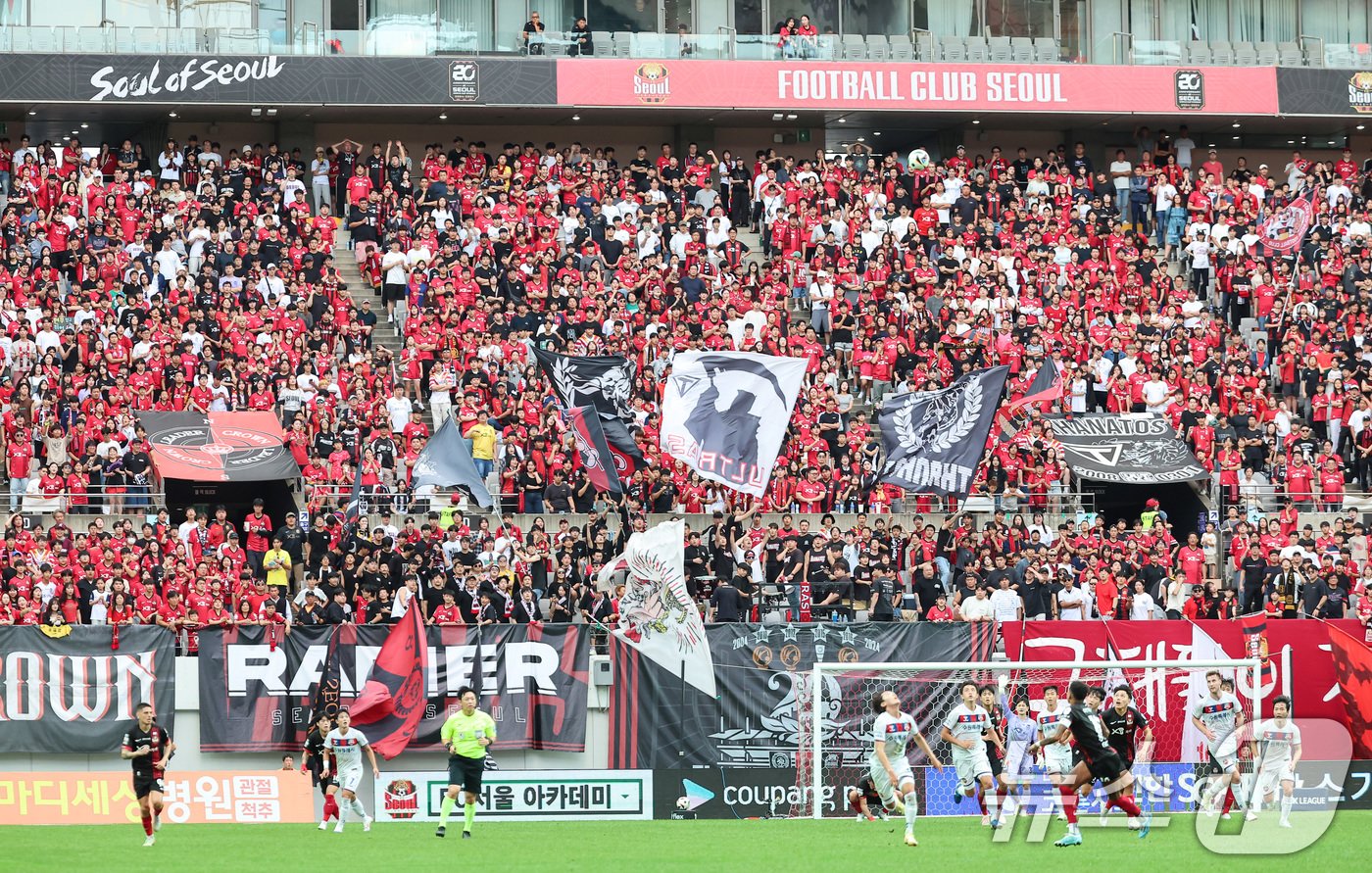 본문 이미지 - 29일 오후 서울 마포구 서울월드컵경기장에서 열린 하나은행 K리그1 2024 32라운드 FC서울과 수원FC의 경기, 관중들이 열띤 응원을 펼치고 있다. 2024.9.29/뉴스1 ⓒ News1 김도우 기자