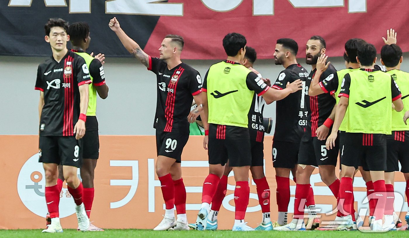 본문 이미지 - 29일 오후 서울 마포구 서울월드컵경기장에서 열린 하나은행 K리그1 2024 32라운드 FC서울과 수원FC의 경기, 서울 일류첸코가 선제골을 넣고 기뻐하고 있다. 2024.9.29/뉴스1 ⓒ News1 김도우 기자