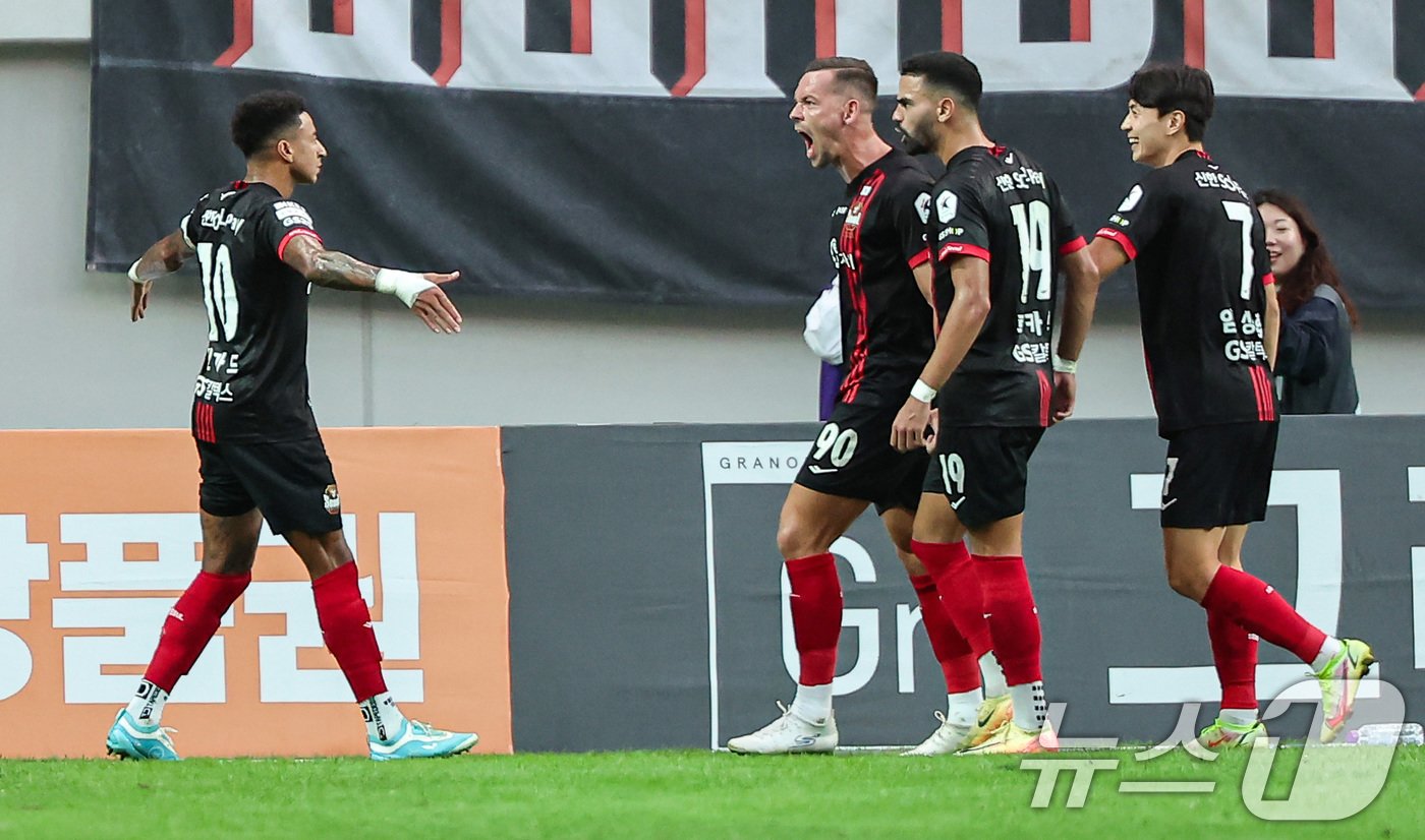 본문 이미지 - 29일 오후 서울 마포구 서울월드컵경기장에서 열린 하나은행 K리그1 2024 32라운드 FC서울과 수원FC의 경기, 서울 일류첸코가 선제골을 넣고 기뻐하고 있다. 2024.9.29/뉴스1 ⓒ News1 김도우 기자