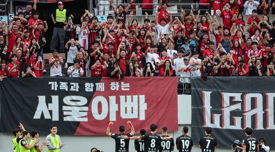 '선제골' 일류첸코, 팬들 향한 세레머니