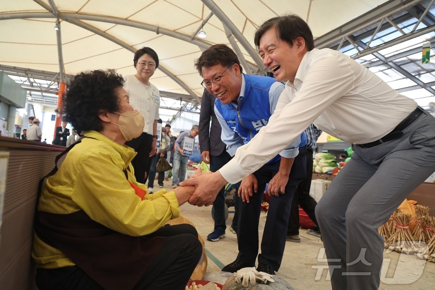 조국 조국혁신당 대표가 지난 28일 박웅두 곡성군수 후보와 전남 곡성기차마을 전통시장을 찾아 인사하고 있다. &#40;조국혁신당 제공&#41; 2024.9.29/뉴스1