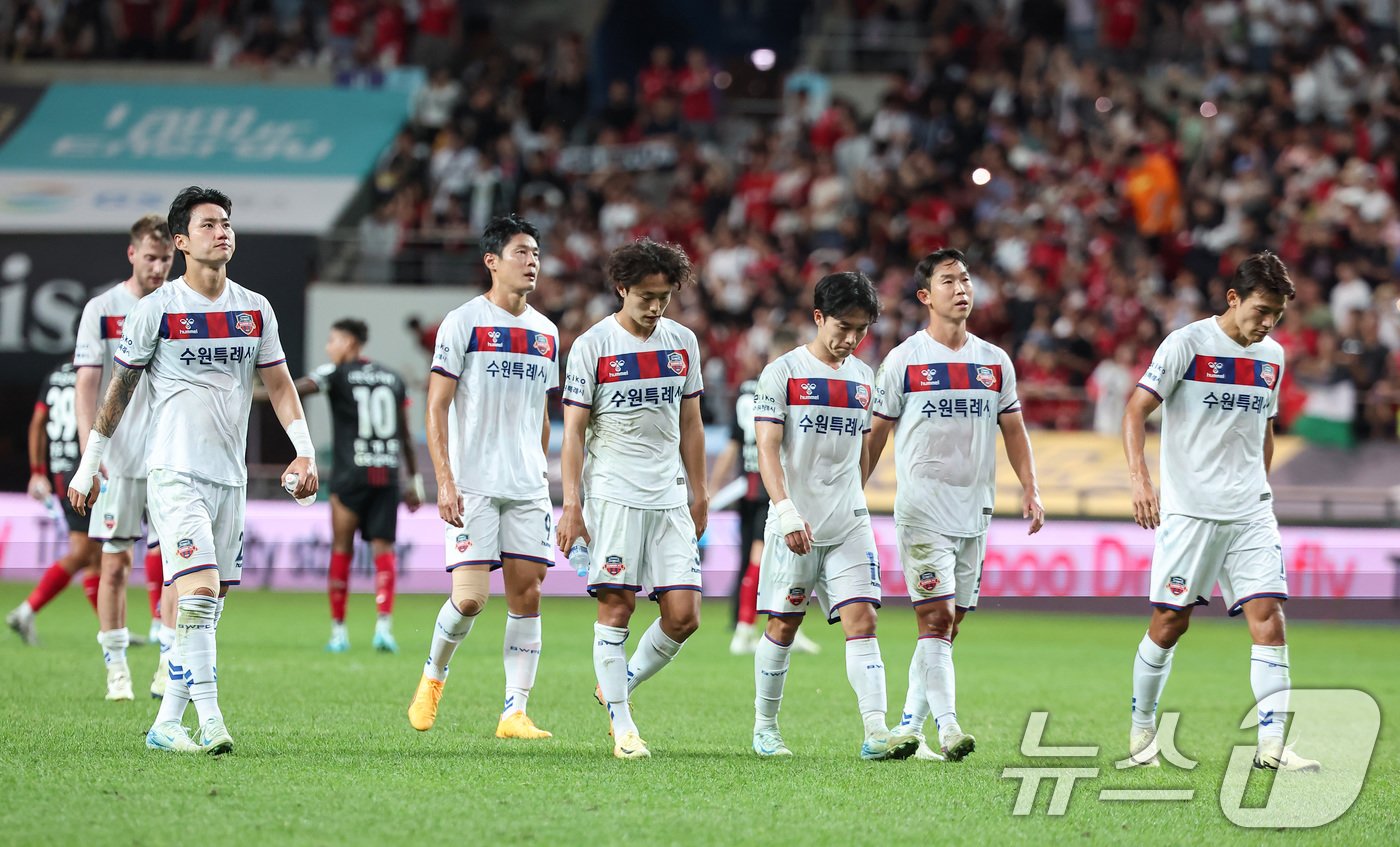본문 이미지 - 29일 오후 서울 마포구 서울월드컵경기장에서 열린 하나은행 K리그1 2024 32라운드 FC서울과 수원FC의 경기, 1대0으로 패한 수원FC 선수들이 아쉬워 하고 있다. 2024.9.29/뉴스1 ⓒ News1 김도우 기자