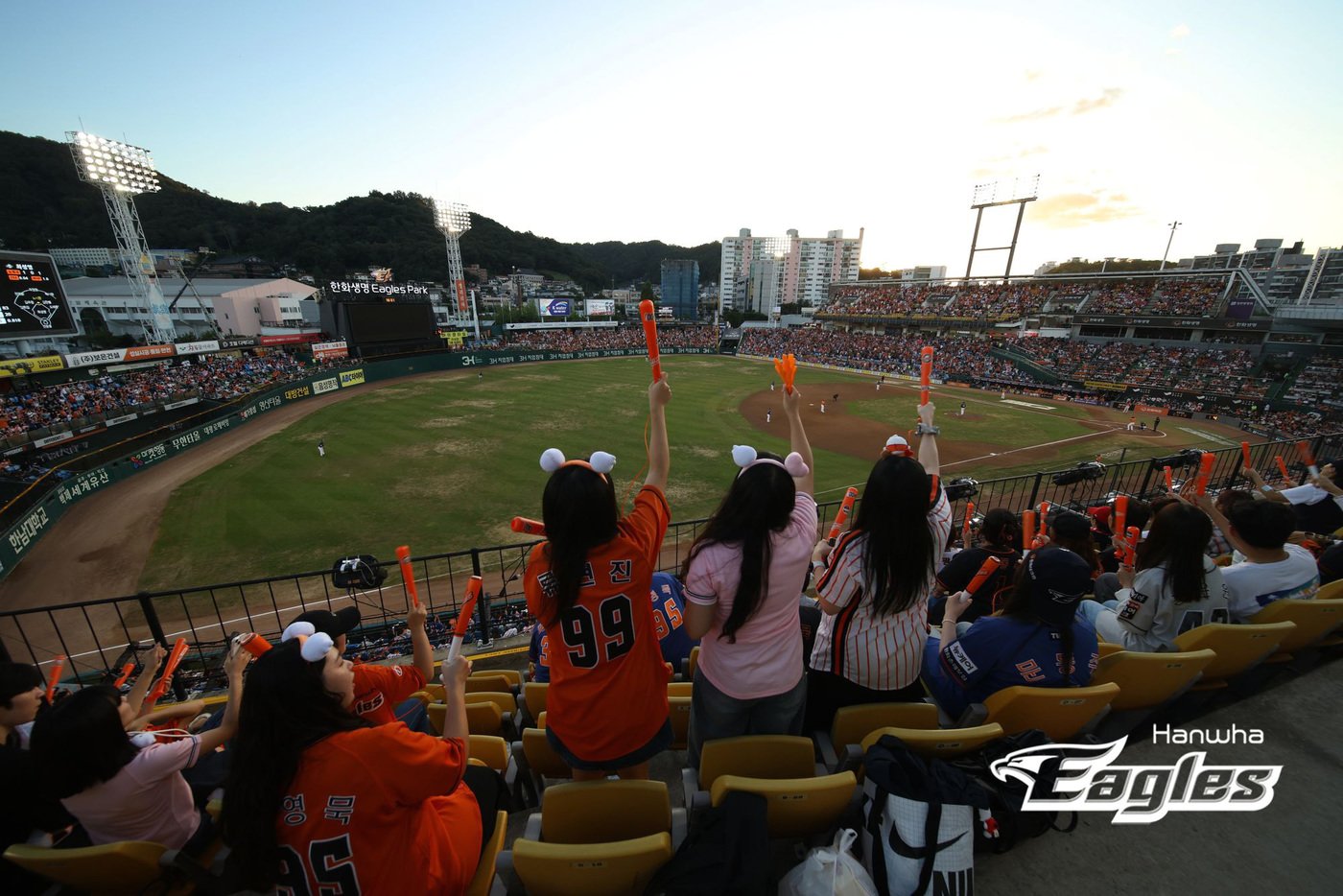 본문 이미지 - 29일 오후 대전 한화생명 이글스파크에서 열린 프로야구 '2024 신한 SOL 뱅크 KBO리그' NC 다이노스와 한화 이글스의 경기에서 한화 이글스 관중들이 열띤 응원을 하고 있다. 한화는 이날 경기를 마지막으로 한화생명이글스파크를 떠난다. 내년부터는 새 구장인 대전 베이스볼 드림파크에 보금자리를 튼다. (한화 이글스 제공) 2024.9.29/뉴스1