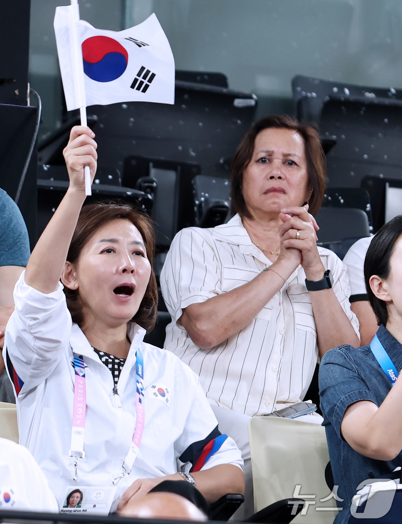 (서울=뉴스1) = 나경원 국민의힘 국회의원이 2일(현지시각) 프랑스 파리 포르트드라샤펠 경기장에서 2024 파리 패럴림픽 배드민턴 남자 단식(스포츠 등급 WH1)에서 은메달을 딴 …