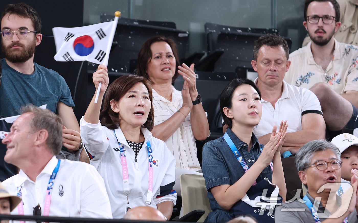 (서울=뉴스1) = 나경원 국민의힘 국회의원이 2일(현지시각) 프랑스 파리 포르트드라샤펠 경기장에서 2024 파리 패럴림픽 배드민턴 남자 단식(스포츠 등급 WH1)에서 은메달을 딴 …