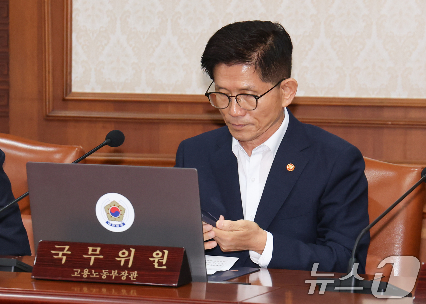 (서울=뉴스1) 허경 기자 = 김문수 고용노동부 장관이 3일 서울 종로구 정부서울청사에서 열린 국무회의에 참석해 있다. 2024.9.3/뉴스1