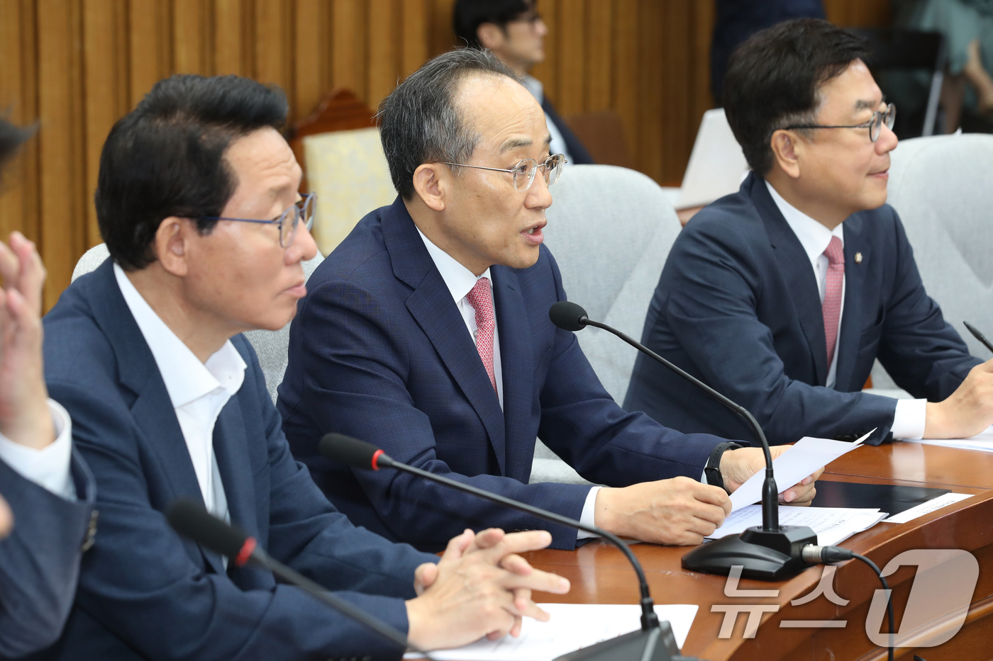 (서울=뉴스1) 이광호 기자 = 추경호 국민의힘 원내대표가 3일 오전 서울 여의도 국회에서 열린 원내대책회의에서 이재명 더불어민주당 대표가 그제 얘기했던 정부의 계엄령 준비 의혹 …