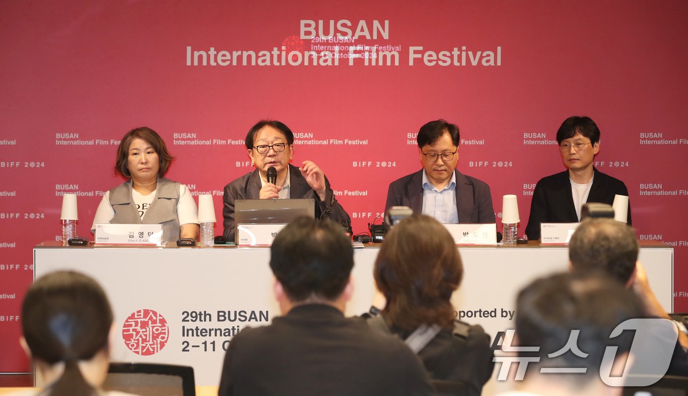 본문 이미지 - 박광수 부산국제영화제 이사장이 3일 오전 부산 해운대구 부산창조경제혁신센터에서 열린 제29회 부산국제영화제 개최 공식 기자회견에서 개·폐막작 등 주요 일정을 소개하고 있다. 사진 왼쪽부터 김영덕 ACFM 마켓위원장, 박 위원장, 박도신 집행위원장 직무대행, 남동철 수석프로그래머. 올해 부산국제영화제는 오는 10월 2일부터 11일까지 열흘간 부산 해운대구 영화의전당 일대에서 열린다. 2024.9.3/뉴스1 ⓒ News1 윤일지 기자