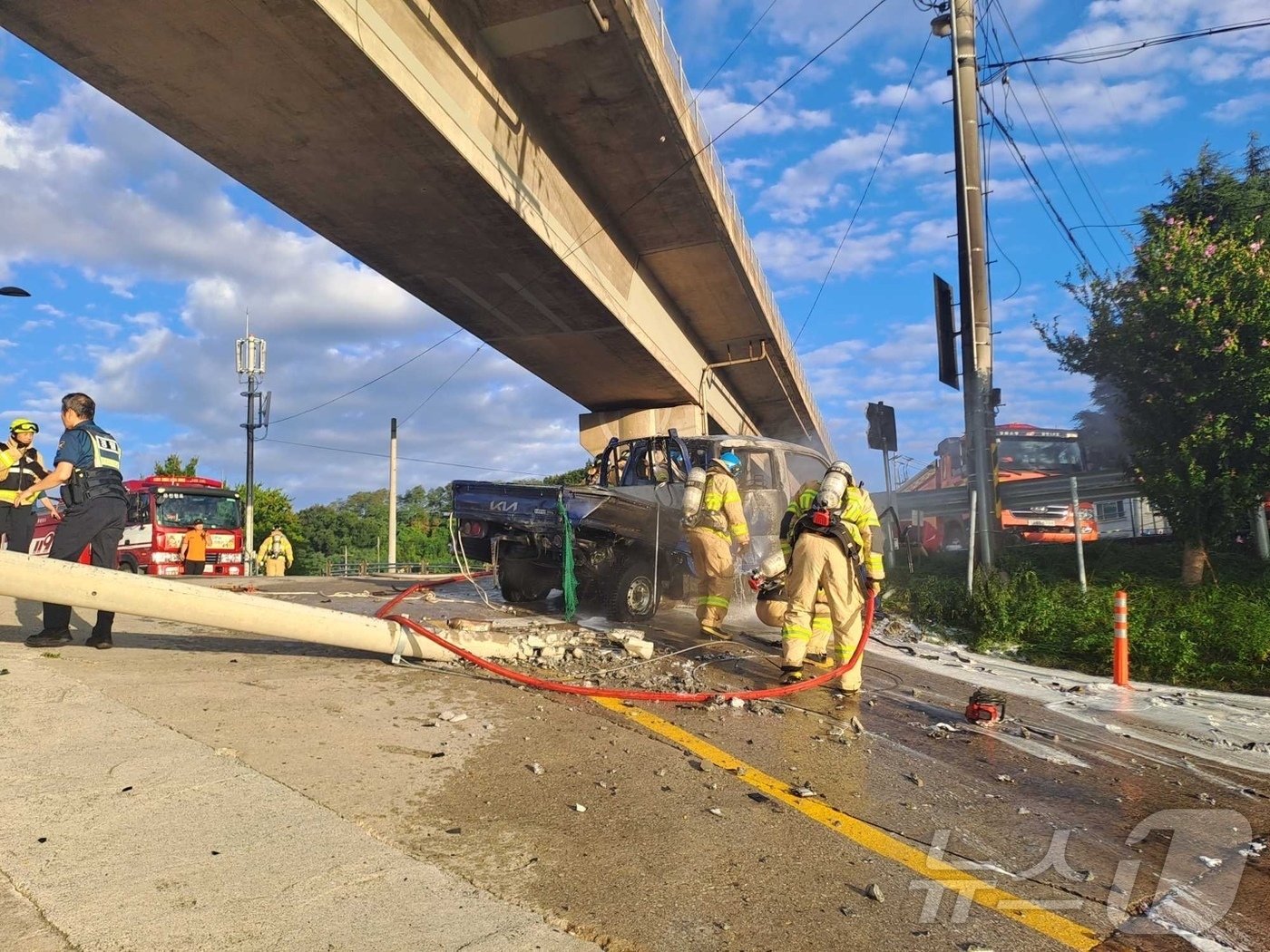 본문 이미지 - 강릉 홍제동 고가도로 트럭 추락 화재 사고 현장.&#40;강릉소방서 제공&#41; 2024.9,3/뉴스1