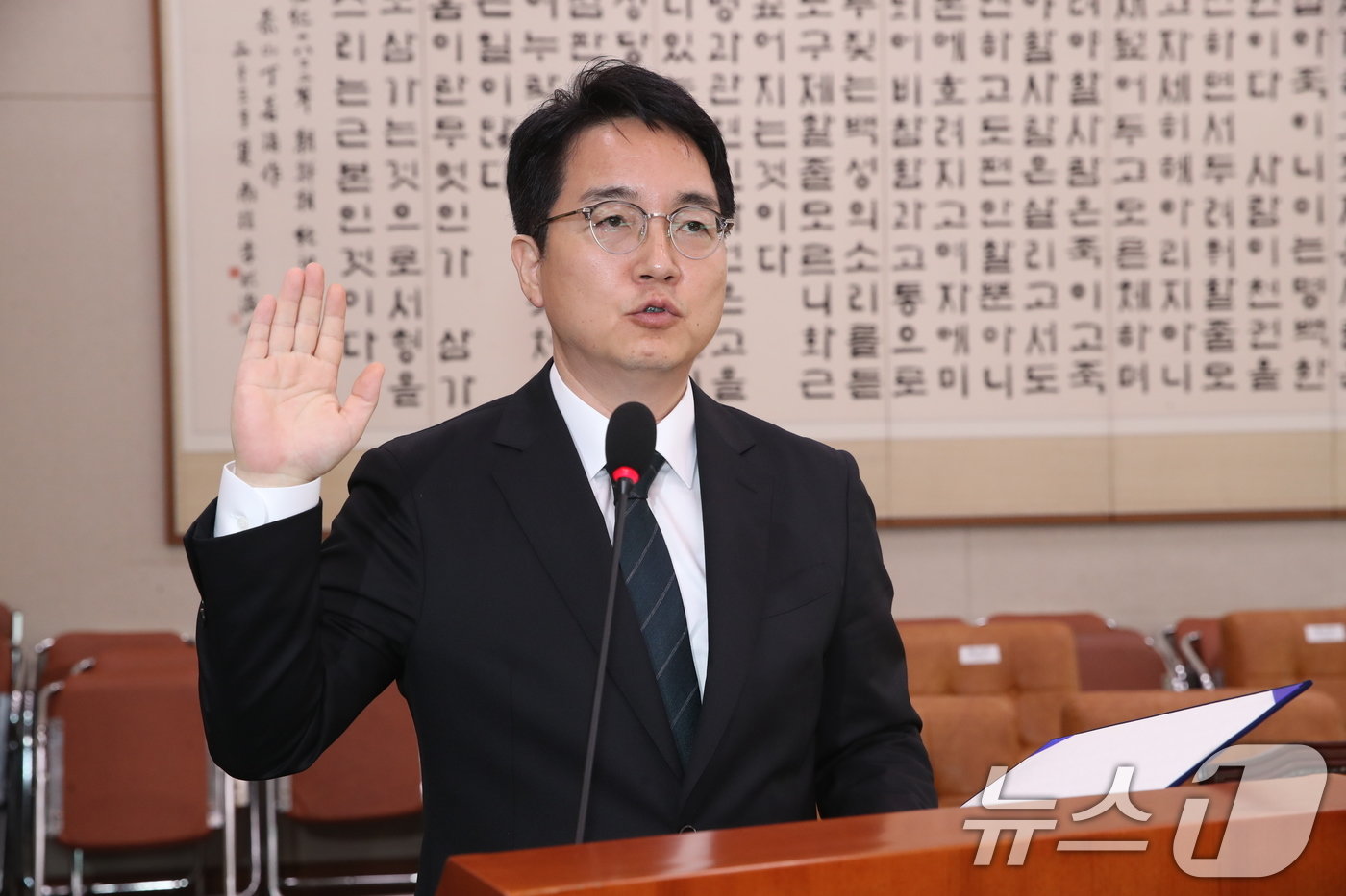 본문 이미지 - 심우정 검찰총장 후보자가 3일 오전 서울 여의도 국회 법제사법위원회에서 열린 인사청문회에서 선서를 하고 있다. 2024.9.3/뉴스1 ⓒ News1 이광호 기자