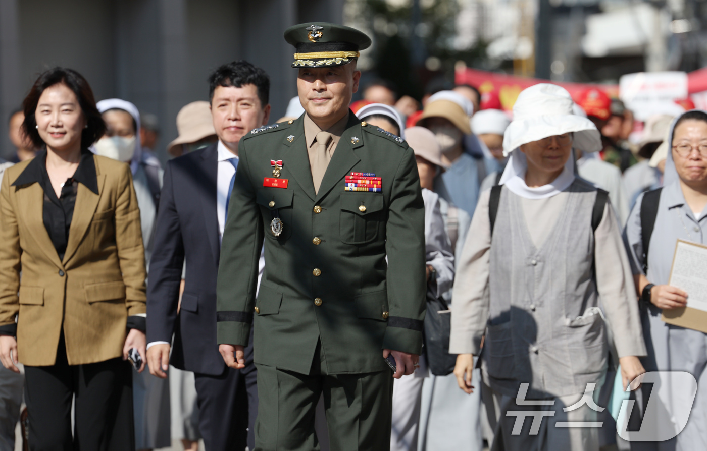 (서울=뉴스1) 박정호 기자 = 채 해병 순직사건 수사 이첩 관련 항명 및 상관명예훼손 혐의로 기소된 박정훈 전 해병대 수사단장(대령)이 3일 오전 서울 용산구 중앙지역군사법원에서 …