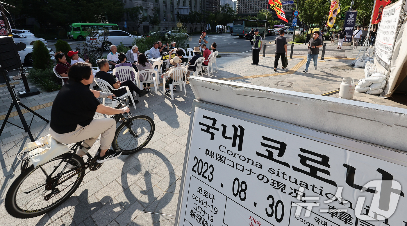 (서울=뉴스1) 김진환 기자 = 3일 오전 서울 중구 서울시의회 앞에 설치된 '코로나19 백신 희생자 합동분향소’에서 관계자들이 기자회견을 하고 있다.중구는 당초 이날 아침 분향소 …