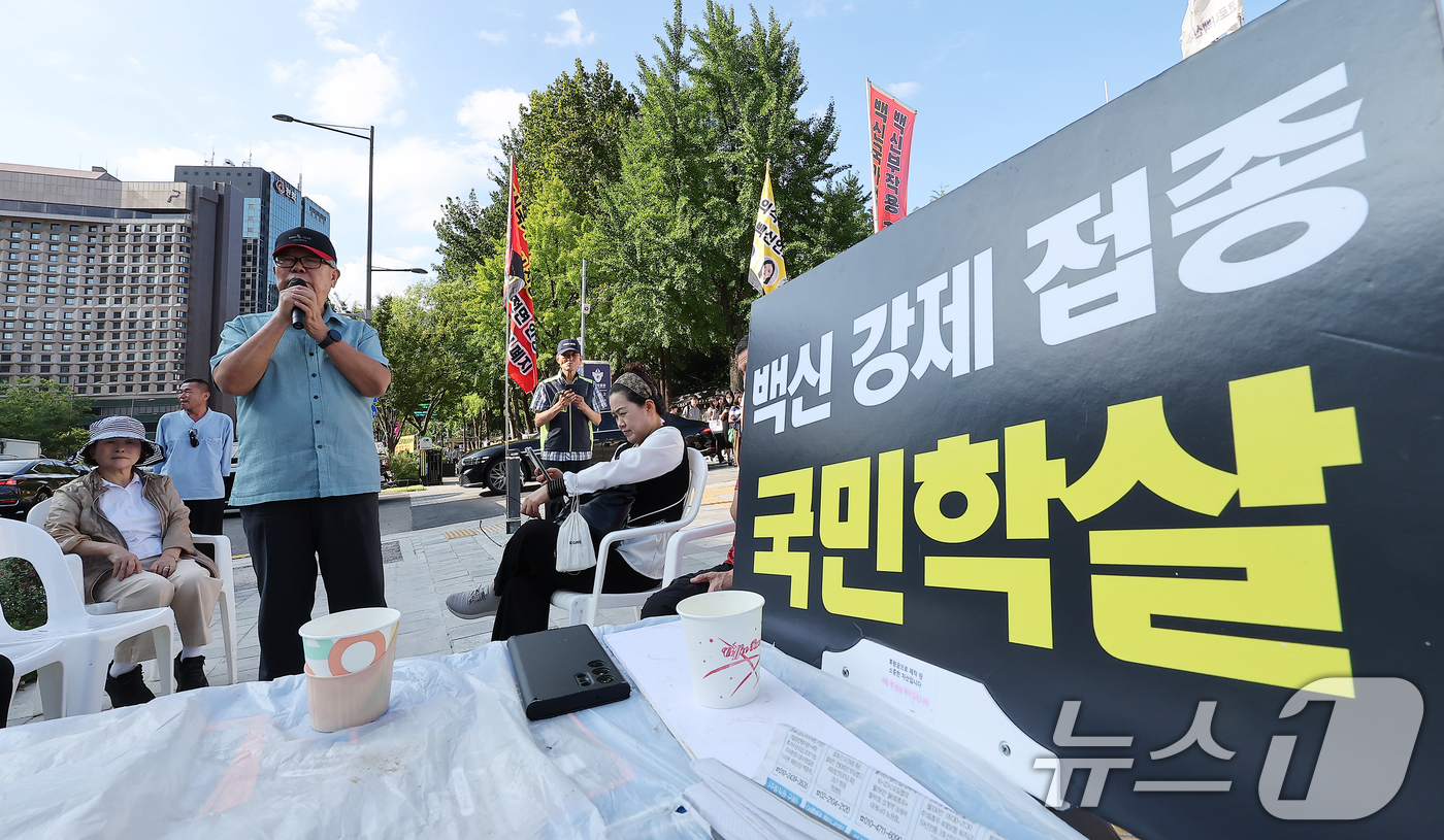 (서울=뉴스1) 김진환 기자 = 3일 오전 서울 중구 서울시의회 앞에 설치된 '코로나19 백신 희생자 합동분향소’에서 관계자들이 기자회견을 하고 있다.중구는 당초 이날 아침 분향소 …