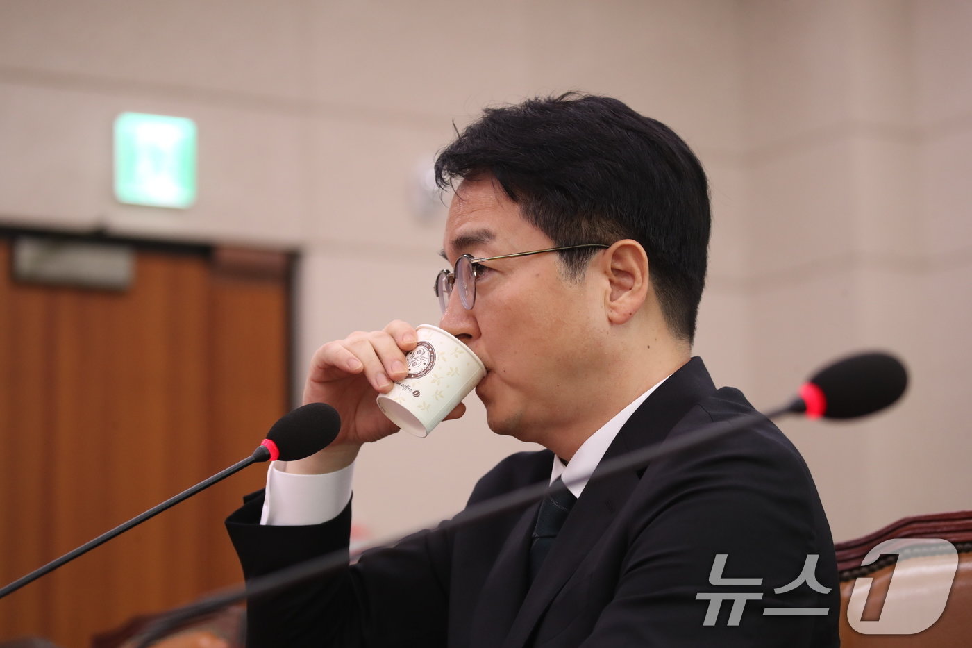 본문 이미지 - 심우정 검찰총장 후보자가 3일 오전 서울 여의도 국회 법제사법위원회에서 열린 인사청문회에서 물을 마시고 있다. 2024.9.3/뉴스1 ⓒ News1 이광호 기자