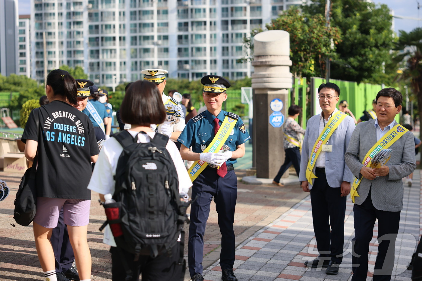 (제주=뉴스1) 홍수영 기자 = 제주경찰청은 3일 오전 제주시 동광초등학교, 한라초등학교, 서귀포시 새서귀초등학교 등에서 어린이 교통안전 합동 캠페인을 가졌다. (제주경찰청 제공) …