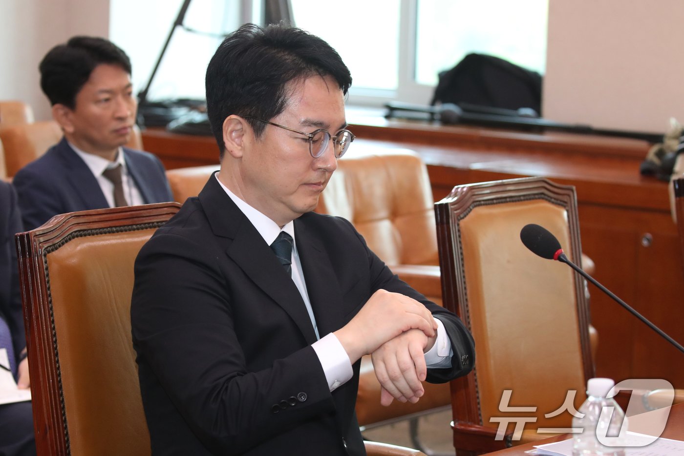 본문 이미지 - 심우정 검찰총장 후보자가 3일 오전 서울 여의도 국회 법제사법위원회 전체회의장에서 열린 인사청문회에 출석해 시간을 확인하고 있다. 2024.9.3/뉴스1 ⓒ News1 이광호 기자