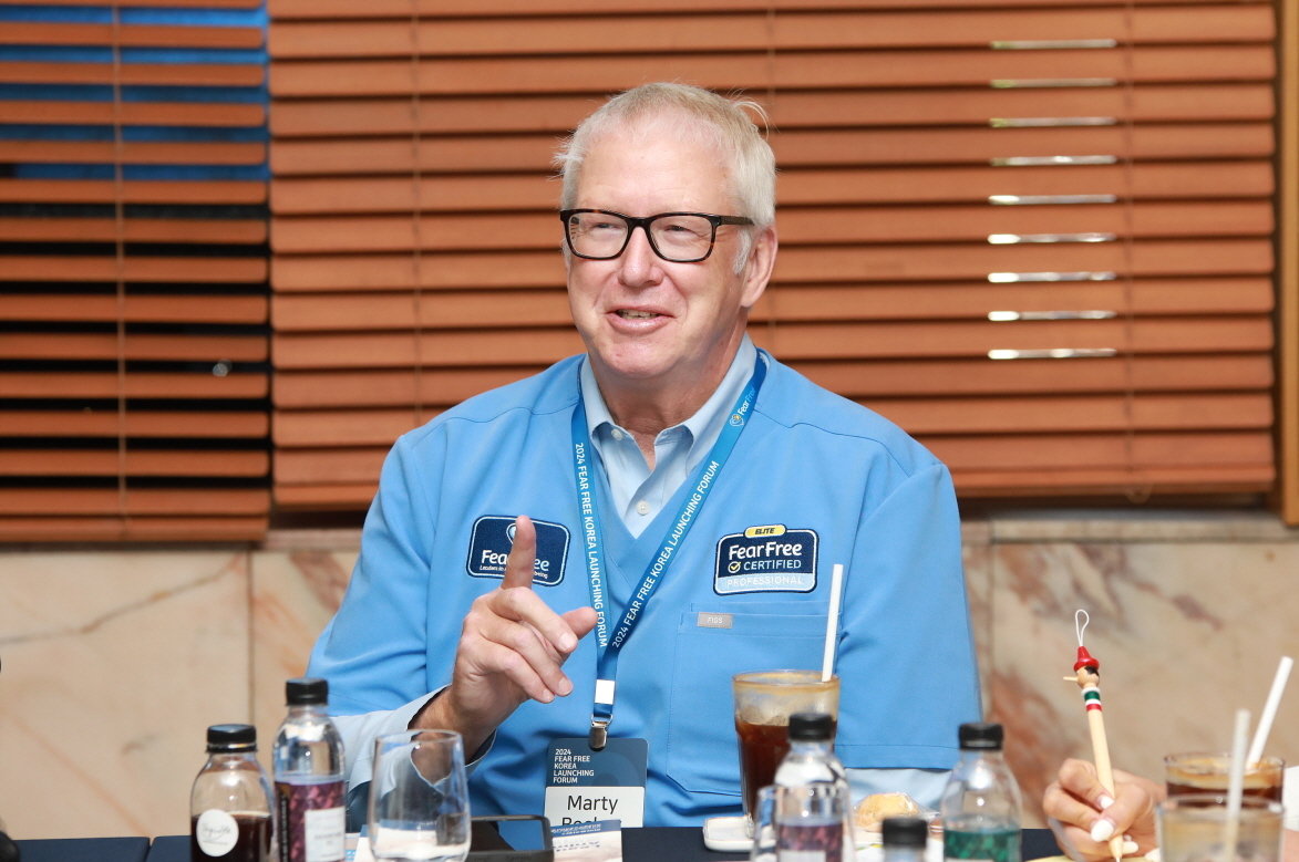 본문 이미지 - 피어프리 창립자 마티 베커 수의사는 반려동물을 한 살 어린아이라고 생각하고 다뤄야 한다고 강조했다. &#40;에이아이포펫 제공&#41; ⓒ 뉴스1