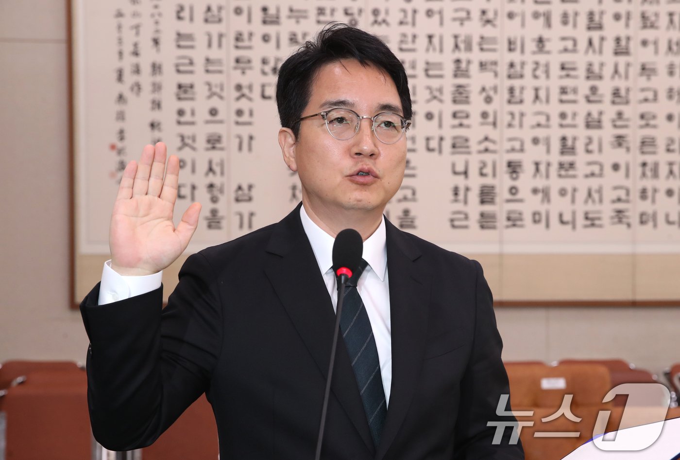 심우정 검찰총장 후보자가 3일 오전 서울 여의도 국회 법제사법위원회 전체회의장에서 열린 인사청문회에 출석해 선서를 하고 있다. 2024.9.3/뉴스1 ⓒ News1 이광호 기자