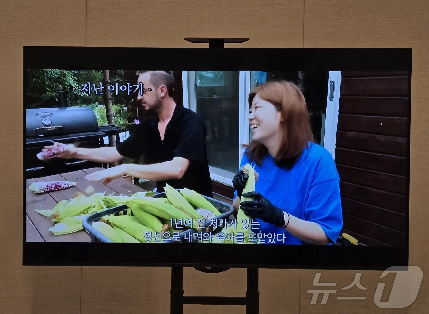 본문 이미지 - LG유플러스는 IPTV 서비스 &#39;U+tv&#39;에 익시&#40;ixi&#41; 기반의 미디어 에이전트를 적용했다고 3일 밝혔다. 이번에 도입된 &#39;AI자막&#39;을 통해 이날 기자간담회 시작 30분 전에 끝난 KBS &#39;인간극장&#39;의 나레이션 내용을 확인할 수 있다. 화면 하단에 자막이 뜨자 AI가 자동으로 자막 위치도 변경했다. 2024.9.3/뉴스1 ⓒ News1 양새롬 기자