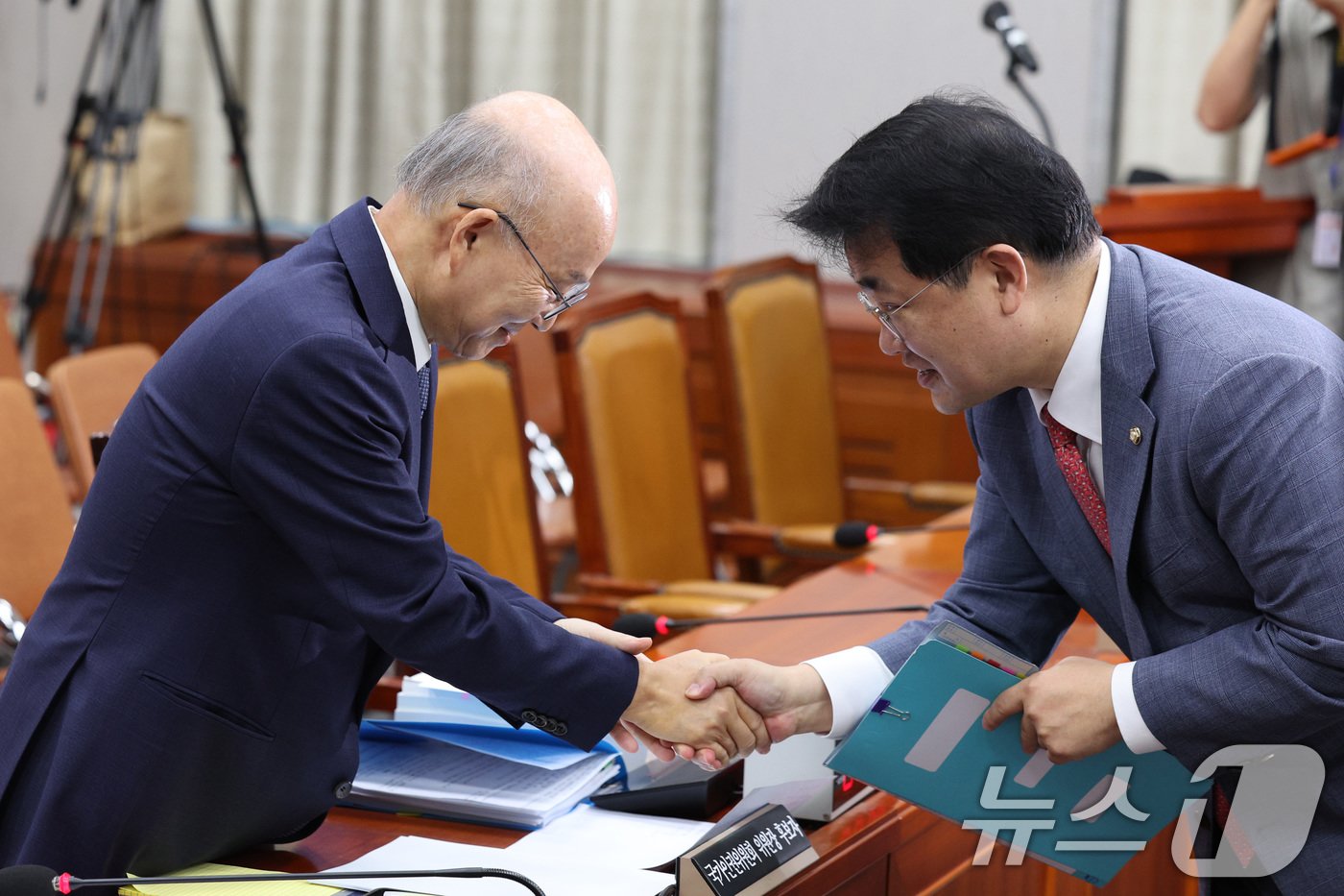 안창호 국가인권위원회 위원장 후보자가 3일 오전 서울 여의도 국회 운영위원회에서 열린 인사청문회에서 배준영 의원과 인사하고 있다. 2024.9.3/뉴스1 ⓒ News1 신웅수 기자