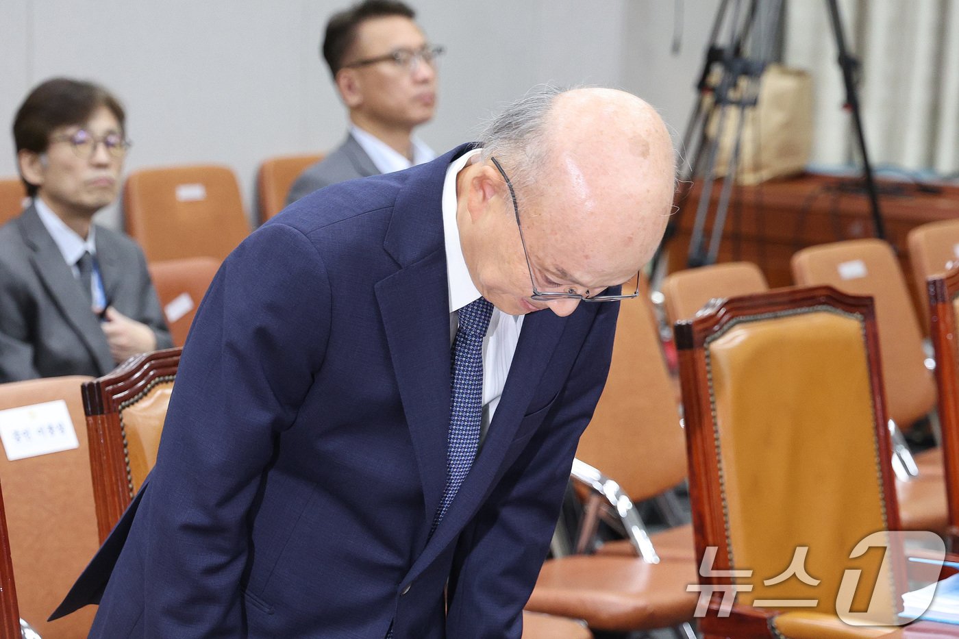 본문 이미지 - 안창호 국가인권위원회 위원장 후보자가 3일 오전 서울 여의도 국회 운영위원회에서 열린 인사청문회에서 의원들에게 인사하고 있다. 2024.9.3/뉴스1 ⓒ News1 신웅수 기자