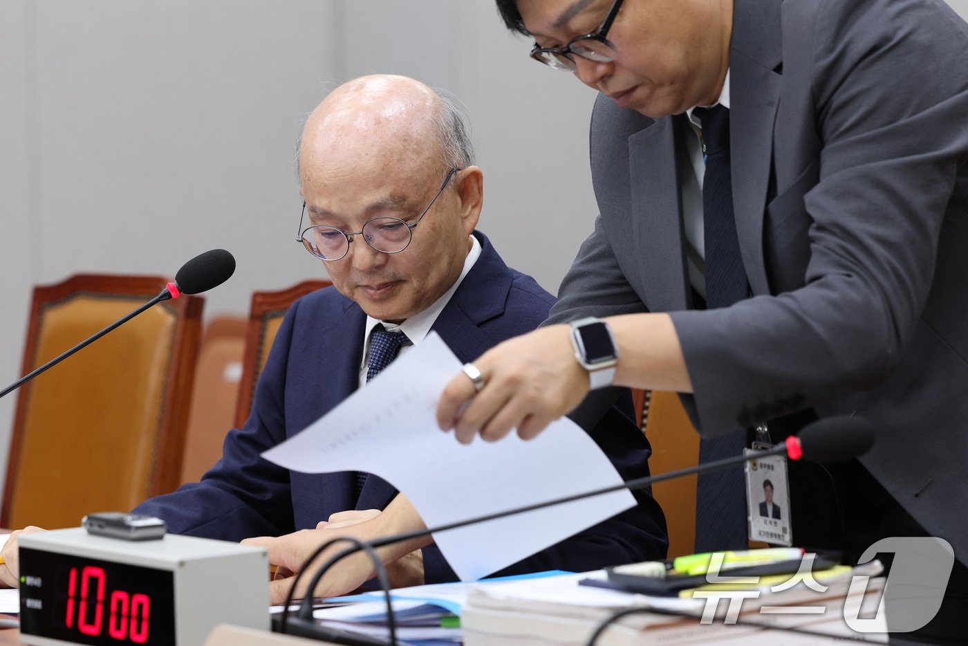 안창호 국가인권위원회 위원장 후보자가 3일 오전 서울 여의도 국회 운영위원회에서 열린 인사청문회에서 자료를 전달받고 있다. 2024.9.3/뉴스1 ⓒ News1 신웅수 기자